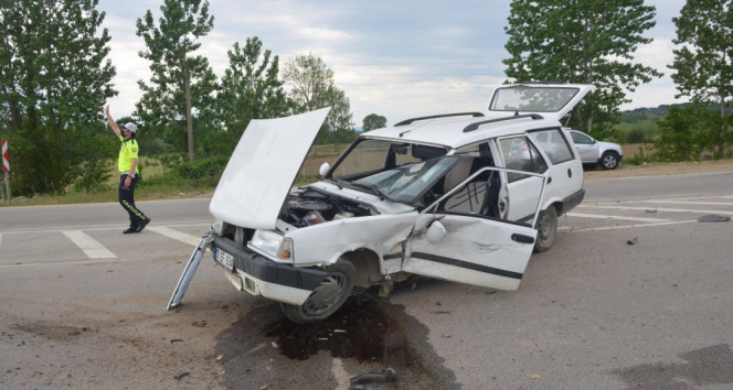 Sinop’ta iki otomobilin çarpıştığı kazada LPG tankı yola fırladı: 3 yaralı