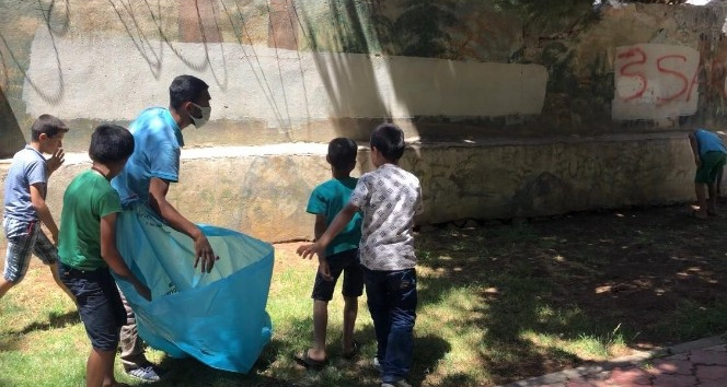 Kızıltepe’de çocuklar parkta çöp topladı