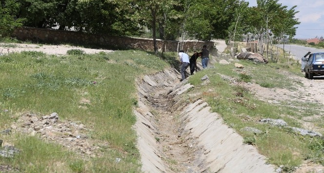 Niğde Belediyesi’nden Sulama Kanalı Temizliği