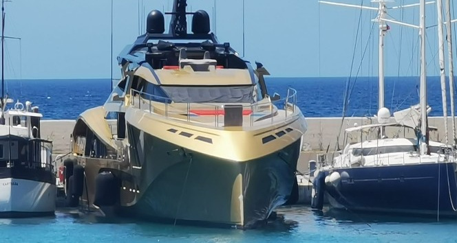 Lüks yat Kuşadası Marina’ya demir attı