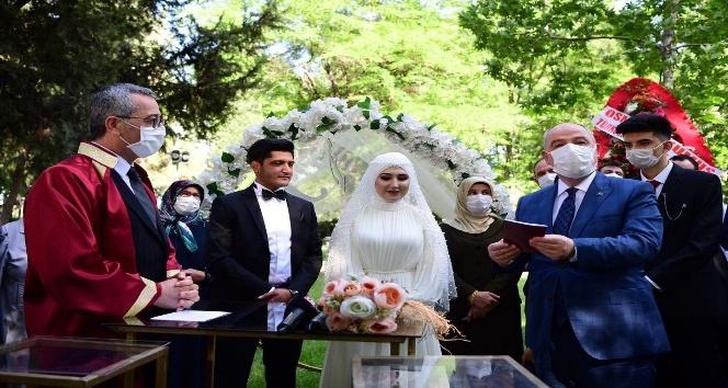 Şehit kızı babasının mezarını ziyaret etti ardından nikah salonuna gitti