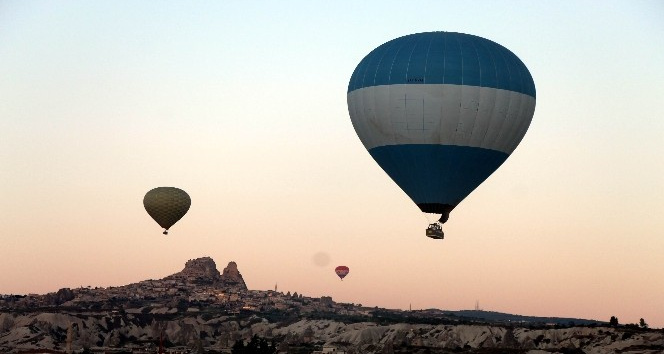 Kapadokya’da olumsuz hava şartları nedeniyle balon turları iptal oldu