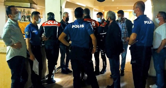 Polisi gören şoke oldu, 17 kişiye ceza