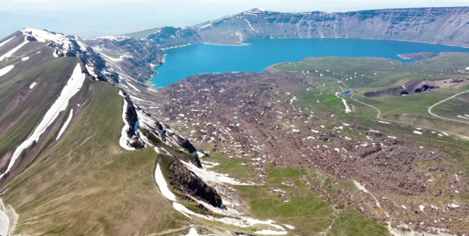 Nemrut Krater Gölü’nde iki mevsim güzelliği