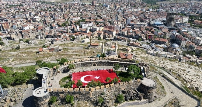 Nevşehir’de 102 genç dev Türk Bayrağını, Nevşehir Kalesine taşıdı