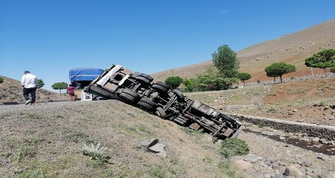 Kamyon şarampole devrildi, sürücü kazayı ucuz atlattı