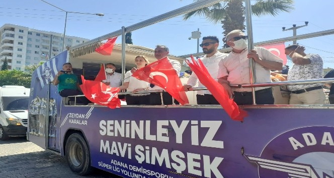 Belediye başkanı üstü açık otobüsle çocuklara bayrak ve oyuncak dağıttı