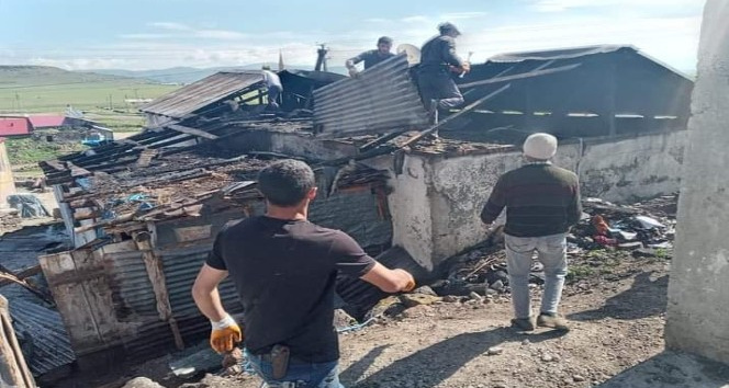 Çatıda bulunan otlar alev aldı