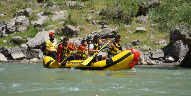 Şırnak'ta sporcular 19 Mayısı rafting yaparak kutladı