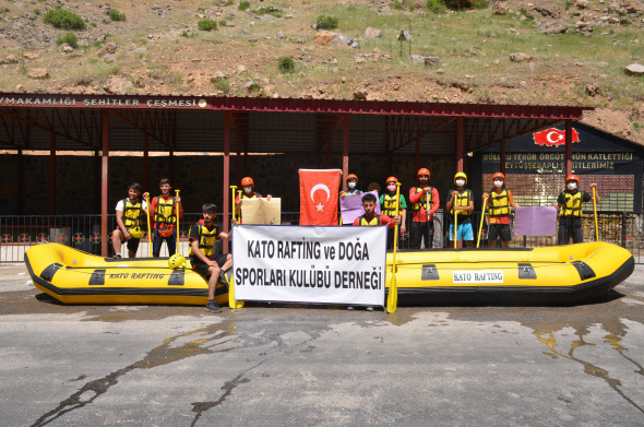 Şırnak'ta sporcular 19 Mayısı rafting yaparak kutladı.
