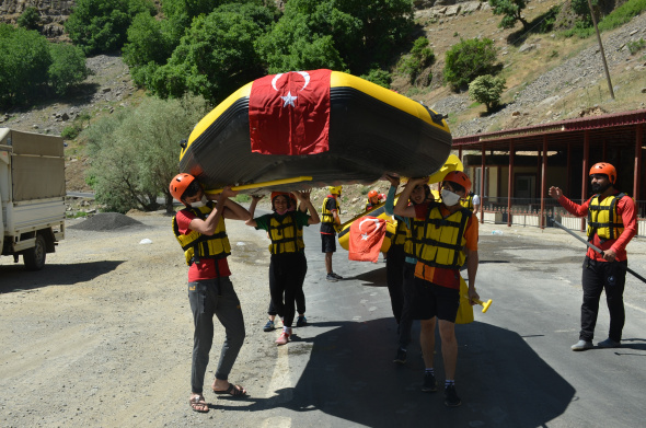 Şırnak'ta sporcular 19 Mayısı rafting yaparak kutladı.