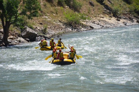 Şırnak'ta sporcular 19 Mayısı rafting yaparak kutladı.