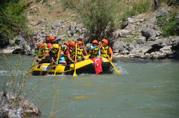 Şırnak'ta sporcular 19 Mayısı rafting yaparak kutladı.