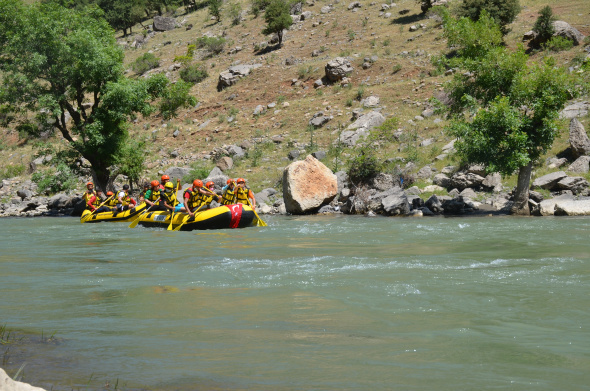Şırnak'ta sporcular 19 Mayısı rafting yaparak kutladı.