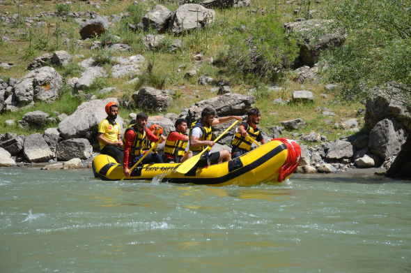 Şırnak'ta sporcular 19 Mayısı rafting yaparak kutladı.