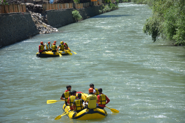 Şırnak'ta sporcular 19 Mayısı rafting yaparak kutladı.