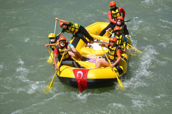 Şırnak'ta sporcular 19 Mayısı rafting yaparak kutladı.