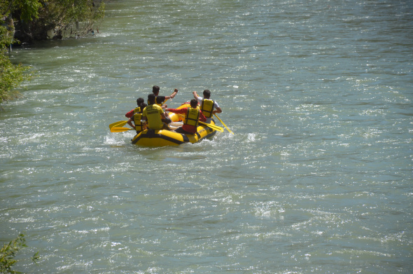 Şırnak'ta sporcular 19 Mayısı rafting yaparak kutladı.