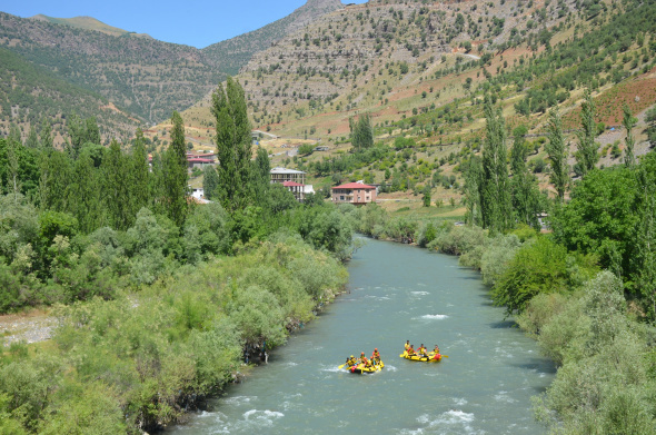 Şırnak'ta sporcular 19 Mayısı rafting yaparak kutladı.