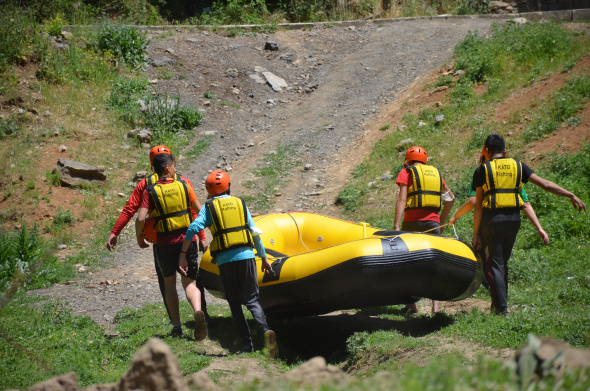 Şırnak'ta sporcular 19 Mayısı rafting yaparak kutladı.
