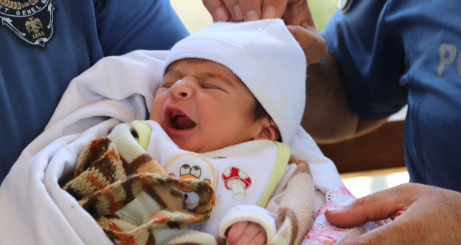 Annesinin kaldırıma bıraktığı bebeğe polis sahip çıktı