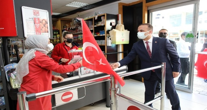 Fatsa protokolü, esnaflara Türk Bayrağı dağıttı