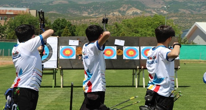 Bingöl’de okçular 19 Mayıs etkinliklerinde yarıştı