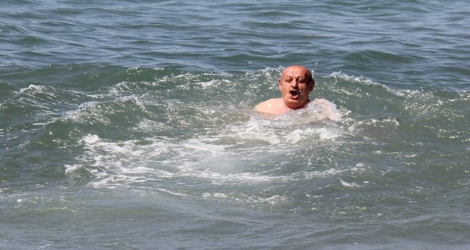 Başkan Bakırcı deniz sezonu açılışını denize girerek yaptı