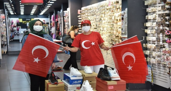 Osmaniye Belediyesi bayrak dağıttı