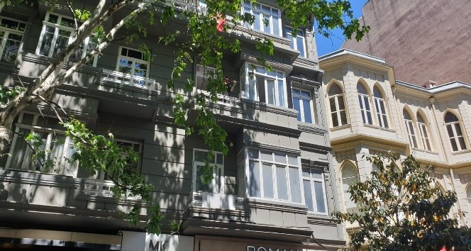 Nişantaşı’nda sanatçıdan balkonda 19 Mayıs konseri