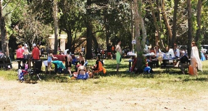 Kuşadası’nda plajlar doldu taştı