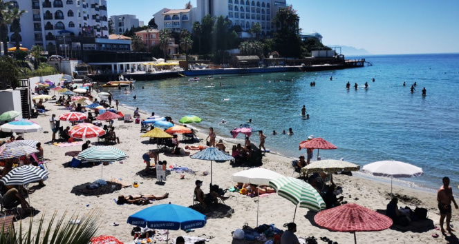 Kuşadası’nda plajlar doldu taştı