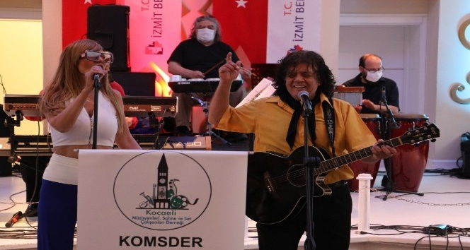 İzmitliler bayram coşkusunu müzisyenlerle yaşadı