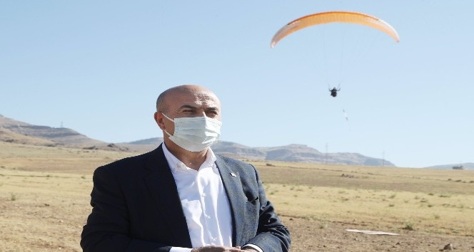 Derik’te 19 Mayıs yamaç paraşütü gösterisiyle kutlandı