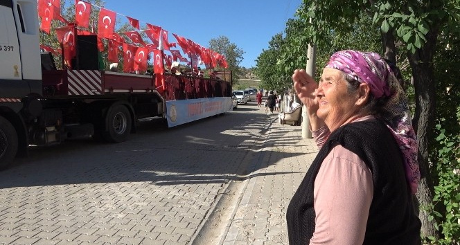 Mehterin sesini duyan Ayşe teyze yerinde duramadı