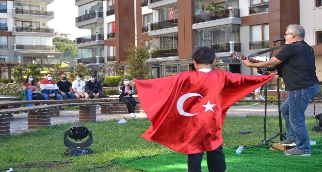 Coşkulu kutlama orkestra ile taçlandı