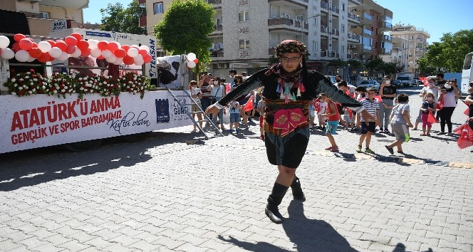 Kuşadası’nı  bayram coşkusu sardı