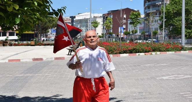 Balkan Şampiyonu Selman dede elinde Türk bayrağıyla koştu