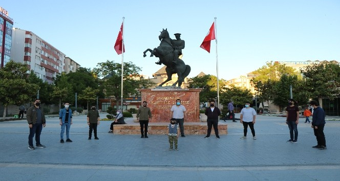 19.19’da Kırşehir’de hayat durdu, gençler Cacabey Meydanı’nda İstiklal Marşı okudu