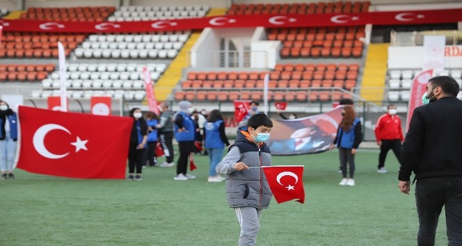 Ardahan’da stadyumda İstiklal Marşı okunarak 19 Mayıs kutlandı