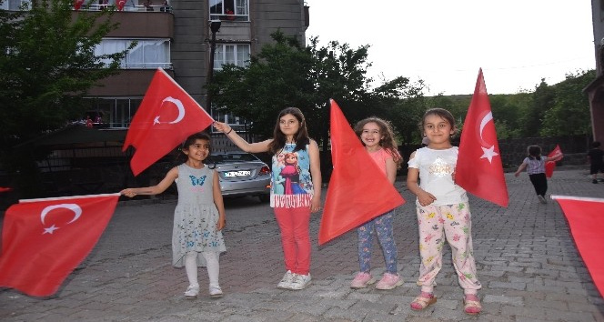 Bitlis’te dev Türk bayrağı eşliğinde İstiklal Marşı etkinliği