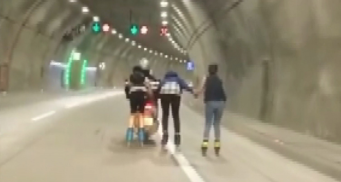 Üsküdar’da patenci gençlerin motosiklet peşindeki tehlikeli yolculuğu
