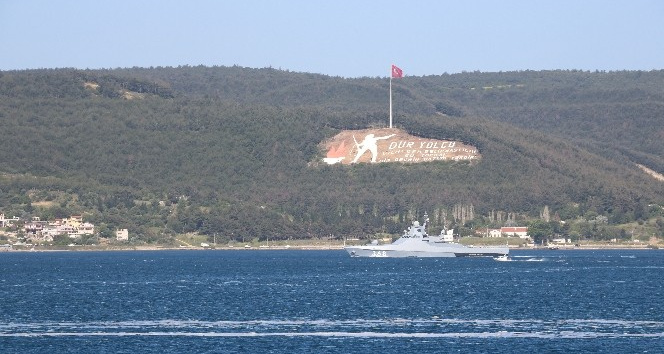 Rus savaş gemisi ’Vasily Bykov’ Çanakkale Boğazı’ndan geçti