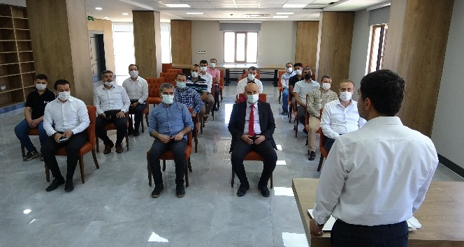 Mardin’de Kur’an-ı Kerim’i güzel okuma yarışmasında dereceye giren öğrencilere ödül