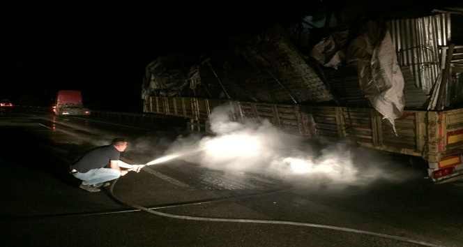 Yanan tır dorsesi kullanılmaz hale geldi