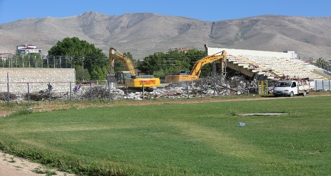 Niğde 5 Şubat Şehir Stadyumunun yıkımına başladı