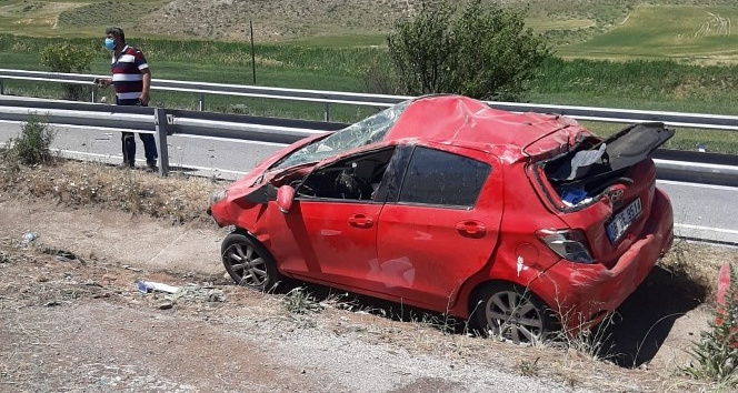 Kontrolden çıkan otomobil demir bariyerlere çarptı: 3 yaralı