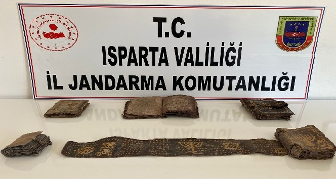 Isparta’da ceylan derisine İbranice yazılmış 5 adet Tevrat ele geçirildi