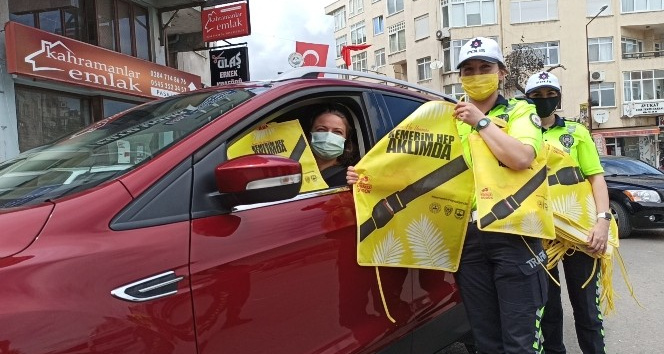 Kadın sürücülere ‘Kemerim hep aklımda’ temalı hediyeler verildi