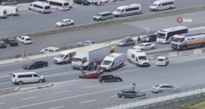 Kamyonetin çarptığı otomobil takla attı: 2 yaralı